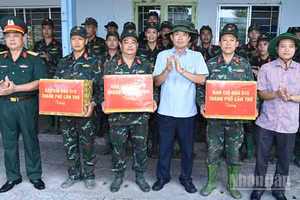 Ban Chỉ đạo 515 thành phố Cần Thơ thăm, tặng quà Đội Tìm kiếm, quy tập hài cốt liệt sĩ tại xã Phong Điền. (Ảnh: Văn Út)