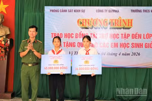 Công an thành phố Cần Thơ trao học bổng tặng học sinh khó khăn vượt khó trong học tập.