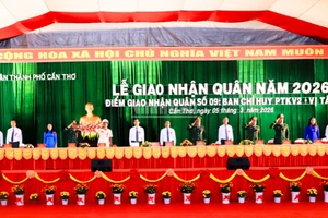 Đại biểu tham dự lễ giao nhận quân tại phường Vị Tân, thành phố Cần Thơ.