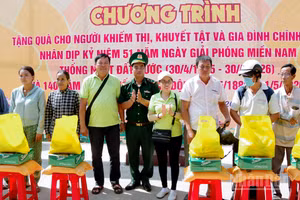 Đại diện lãnh đạo đồn Biên phòng Vĩnh Hải và các nhà hảo tâm tặng quà cho người dân.