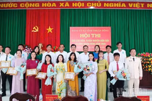 Ban tổ chức hội thi trao thưởng cho các thí sinh đạt thành tích cao.
