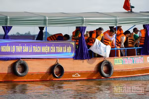 Thả giống tái tạo nguồn lợi thủy sản là hoạt động thường niên của thành phố Cần Thơ.