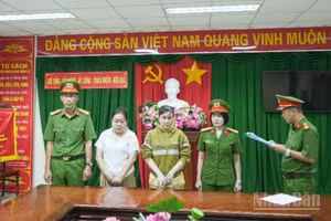 Cơ quan Cảnh sát điều tra Công an thành phố Cần Thơ tống đạt các Quyết định khởi tố vụ án hình sự, khởi tố bị can và thi hành các Lệnh bắt bị can để tạm giam đối với Nguyễn Thị Thu Đông (áo vàng) và Lầu Thị Giang (áo trắng).