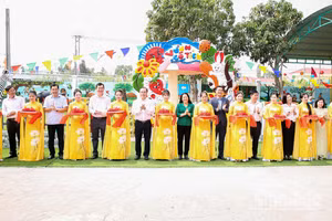 Nghi thức cắt băng trao tặng.
