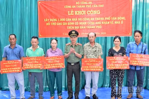 Thiếu tướng Huỳnh Việt Hòa, Giám đốc Công an thành phố Cần Thơ trao quyết định hỗ trợ xây dựng nhà đợt 1 cho hộ gia đình có hoàn cảnh khó khăn.