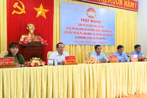 Ủy viên Bộ Chính trị Trần Đức Thắng (thứ 3 từ trái qua) tiếp xúc cử tri đơn vị bầu cử số 3, thành phố Cần Thơ.