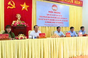 Ủy viên Bộ Chính trị Trần Đức Thắng (thứ 3 từ trái qua) tiếp xúc cử tri đơn vị bầu cử số 3, thành phố Cần Thơ.