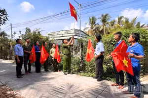 Lực lượng ra quân thực hiện công trình “Đường cờ Tổ quốc”.