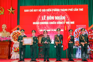 Thiếu tướng Chiêm Thống Nhất, Ủy viên Trung ương Đảng, Phó Tư lệnh, Tham mưu trưởng Quân khu 9 trao Huân chương Chiến công hạng Nhì cho tập thể Bộ đội Biên phòng thành phố Cần Thơ.