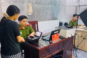 Cán bộ, chiến sĩ Công an phường Long Bình làm việc liên tục để phục vụ người dân.