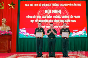 Đại tá Phạm Lê Xuân Bình, Chỉ huy trưởng Bộ đội Biên phòng thành phố trao giấy khen cho các tập thể.