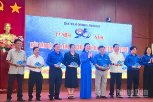 Thành Đoàn Cần Thơ và xã Thạnh Xuân tặng quà cho các cấp cán bộ đoàn qua các thời kỳ.