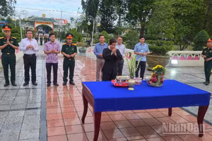 Các đồng chí lãnh đạo thành phố thành kính dâng hương trước Tượng đài Tổ quốc ghi công để tưởng nhớ, tri ân công lao to lớn của các Anh hùng liệt sĩ.