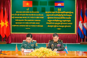 Thiếu tướng Huỳnh Văn Ngon, Phó Chính ủy Quân khu, Trưởng Ban Chỉ đạo 515 Quân khu 9 (bên trái) và Trung tướng Mum Sopheap, Phó Tư lệnh Quân khu Đặc biệt ký kết biên bản giao nhận hài cốt liệt sĩ quân tình nguyện và chuyên gia Việt Nam hy sinh trong các thời kỳ chiến tranh tại Campuchia.