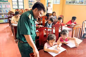 Cán bộ Đồn Biên phòng Lai Hòa, Bộ đội Biên phòng thành phố Cần Thơ trực tiếp giảng dạy cho các em học sinh. 