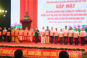 Đại tướng Nguyễn Trọng Nghĩa tặng quà già làng, trưởng thôn, trưởng ấp, trưởng khu, người có uy tín, chức sắc tôn giáo tiêu biểu vùng đồng bào dân tộc thiểu số tại buổi họp mặt.