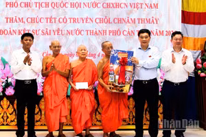 Phó Chủ tịch Quốc hội Vũ Hồng Thanh (thứ 2 từ bên phải qua) tặng quà Hội Đoàn kết sư sãi yêu nước thành phố Cần Thơ.