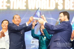 Chủ tịch tổ chức The Rice Trader trao cúp “Gạo ngon nhất thế giới năm 2025” cho kỹ sư Hồ Quang Cua.