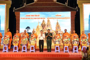 Ban tổ chức trao tặng nhiều phần quà đến trụ trì của các Chùa Nam Tông Khmer trên địa bàn thành phố Cần Thơ.