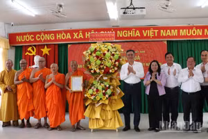 Đoàn công tác trao tặng nhiều phần quà cho các vị trụ trì, Ban quản trị các chùa Phật giáo Nam tông Khmer, người có uy tín trong đồng bào Khmer.