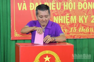 Cử tri trên địa bàn thành phố Cần Thơ thực hiện quyền và nghĩa vụ của mình. 