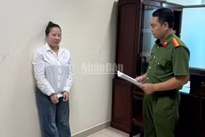 Cơ quan Cảnh sát điều tra tống đạt và thi hành các quyết định, lệnh đối với Trần Thị Kim Xuyến.