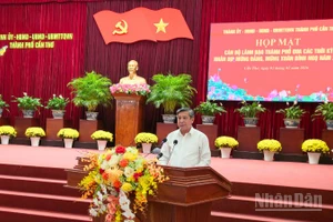 Đồng chí Đồng Văn Thanh, Phó Bí thư Thường trực Thành ủy, Chủ tịch Hội đồng nhân dân thành phố Cần Thơ phát biểu họp mặt.