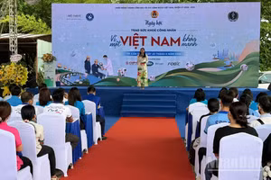Quang cảnh khai mạc chương trình.