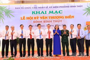 Nghi thức khai mạc Lễ hội Kỳ yên Thượng Điền Đình Bình Thủy, thành phố Cần Thơ.