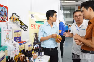 Doanh nghiệp giới thiệu sản phẩm OCOP và nông nghiệp công nghệ cao tại Sàn giao dịch công nghệ Cần Thơ. 