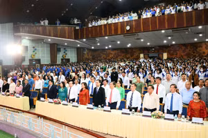 Đại biểu và khách mời thực hiện nghi Lễ chào cờ tại chương trình họp mặt kỷ niệm 50 năm thiết lập quan hệ ngoại giao Việt Nam-Philippines.