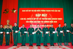 Đại tá Phạm Lê Xuân Bình, Chỉ huy trưởng Bộ đội Biên phòng thành phố Cần Thơ tặng quà chúc Tết cổ truyền Chôl Chnăm Thmây tới cán bộ, chiến sĩ là người dân tộc Khmer.