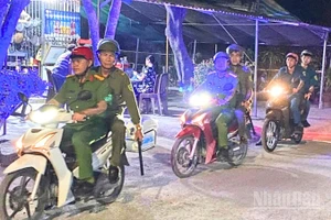 Công an xã Tân Hòa, thành phố Cần Thơ phối hợp các lực lượng tuần tra đêm, bám sát địa bàn.