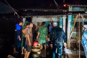 Cán bộ đồn Biên phòng Trung Bình cùng các lực lượng giúp dân chữa cháy.