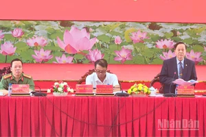 Trung tướng, Giáo sư, Tiến sĩ Nguyễn Xuân Yêm, Viện trưởng, Viện An ninh phi truyền thống, Đại học Quốc gia Hà Nội phát biểu tại hội thảo.