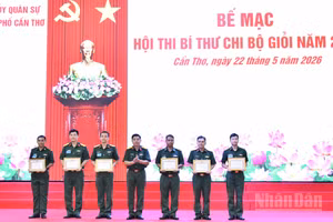 Đại tá Phạm Ngọc Quang, Chính ủy Bộ Chỉ huy Quân sự thành phố trao giấy khen cho các thí sinh đạt thành tích xuất sắc tham gia hội thi.