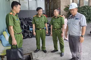 Cơ quan chức năng thu mẫu nước thải để kiểm tra (Ảnh: Công an cung cấp)
