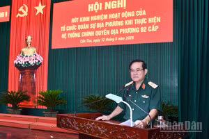 Trung tướng Nguyễn Xuân Dắt, Tư lệnh Quân khu phát biểu tại hội nghị.