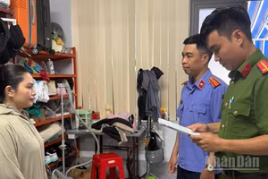 Công an thành phố Cần Thơ đọc lệnh khám xét tại hộ kinh doanh Huỳnh Hạ Thi. (Ảnh: THÀNH LỢI)