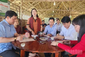 Lãnh đạo thành phố và đại diện các sở, ngành làm việc với Hợp tác xã Du lịch nông nghiệp Cồn Sơn, lắng nghe kiến nghị và đề xuất từ người dân.