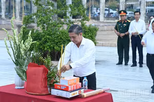Đồng chí Đồng Văn Thanh, Ủy viên Trung ương Đảng, Phó Bí thư Thường trực Thành ủy, Chủ tịch Hội đồng nhân dân thành phố Cần Thơ dâng hương tại buổi lễ.
