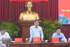 Đồng chí Đồng Văn Thanh, Ủy viên Trung ương Đảng, Phó Bí thư Thường trực Thành ủy, Chủ tịch Hội đồng nhân dân thành phố Cần Thơ, phát biểu tại hội nghị.