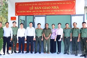 Công an thành phố Cần Thơ tổ chức Lễ bàn giao nhà cho trường hợp có hoàn cảnh khó khăn về nhà.