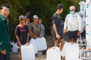 Người dân chờ đợi để được lấy nước sạch miễn phí. 