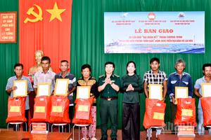 Đại điện lãnh đạo các đơn vị trao quyết định bàn giao nhà và tặng quà cho các hộ dân trên địa bàn xã Lai Hòa.