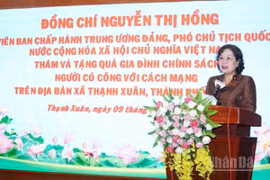 Phó Chủ tịch Quốc hội Nguyễn Thị Hồng phát biểu tại lễ trao quà. 