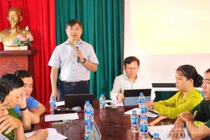 Đồng chí Lê Hoàng Xuyên, Bí thư Đảng ủy xã Tân Hòa, thành phố Cần Thơ chủ trì chương trình “Tuần cuối tháng nghe dân nói, nói dân hiểu, làm dân tin”.