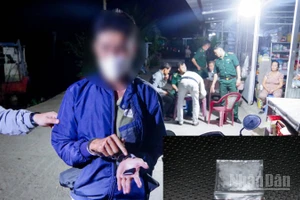 Đối tượng H.T.P cùng số tang vật tại hiện trường.