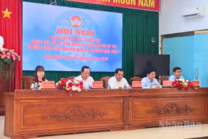 Ủy viên Bộ Chính trị, Bộ trưởng Nông nghiệp và Môi trường Trần Đức Thắng (thứ 3 từ trái qua) tham dự Hội nghị tiếp xúc cử tri đơn vị bầu cử số 3 thành phố Cần Thơ.