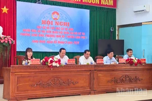 Ủy viên Bộ Chính trị, Bộ trưởng Nông nghiệp và Môi trường Trần Đức Thắng (thứ 3 từ trái qua) tham dự Hội nghị tiếp xúc cử tri đơn vị bầu cử số 3 thành phố Cần Thơ.